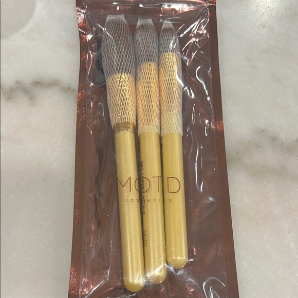MOTD Getting Cheeky Gold Makeup Brush Set - Picture 2 of 4